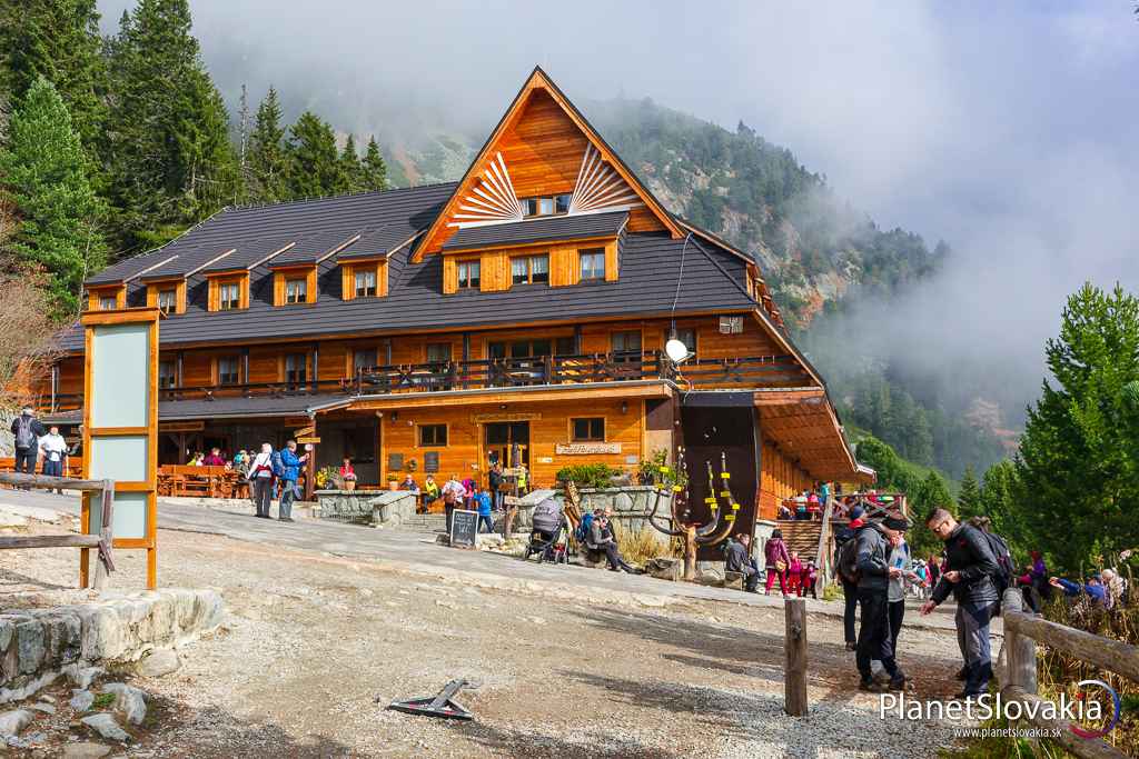 Horský hotel Popradské pleso. Je jednou z dominánt Popradského plesa. Okrem občerstvenia a ubytovania ponúka viacero ďalších služieb, vrátane wellness, či lezeckej steny.
