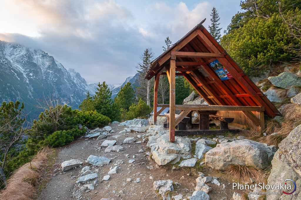 Prístrešok na Lomnickej vyhliadke. Príjemné miesto na turistickom chodníku neďaleko Zamkovského chaty, smerom na Skalnaté pleso.