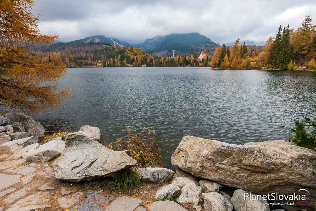 Štrbské pleso. Ideálny cieľ pre všetky typy turistov, najmenšie deti nevynímajúc. Obídete ho poľahky i kočíkom.