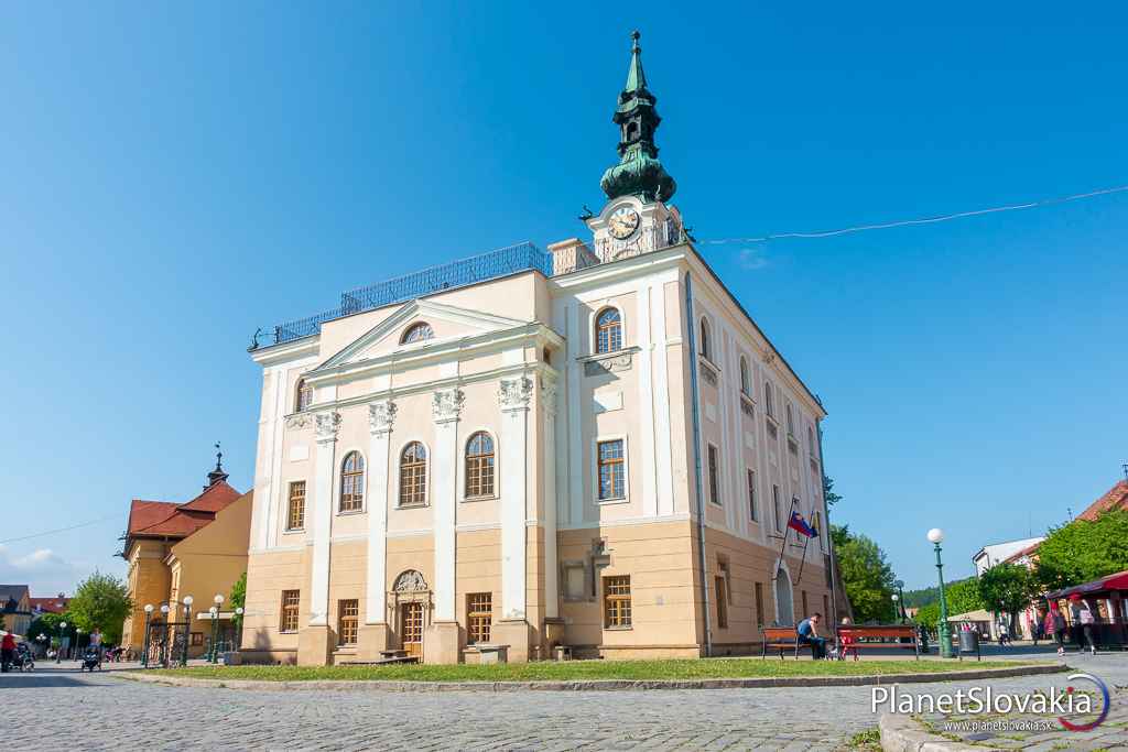 Kežmarská radnica. Sídlom súčasného mestského úradu v Kežmarku je budova radnice z 15. storočia, ktorá od svojho vzniku prešla mnohými stavebnými úpravami kvôli rozsiahlym požiarom a nájazdom nepriateľov na mesto.