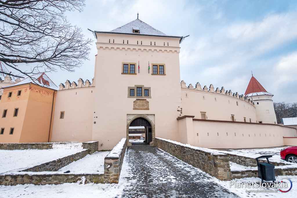 Stredoveký mestský hrad v Kežmarku. Gotický hrad v Kežmarku je jediný úplne zachovaný hrad na Spiši, ktorý tu stojí už od roku 1447 (prvá písomná zmienka o hrade).