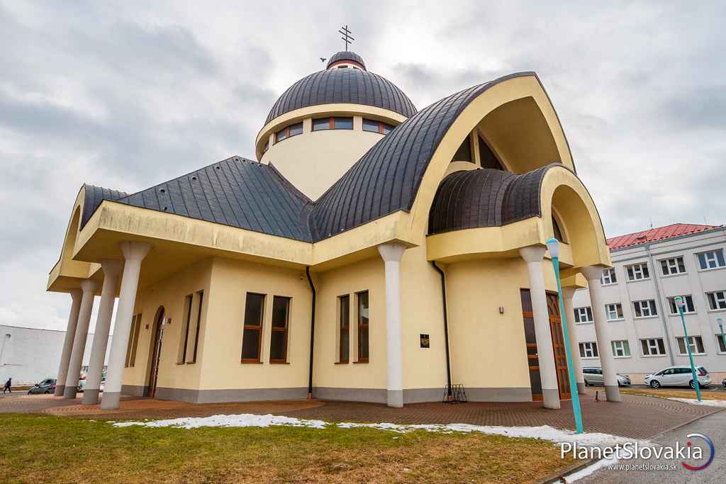 Gréckokatolícky chrám Narodenia presvätej Bohorodičky. Nájdeme ho spolu s ďalšími kostolmi na Hviezdoslavovej ulici.