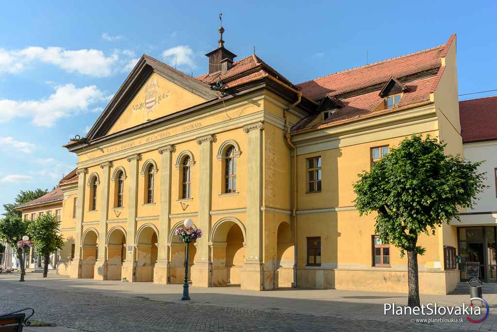 Reduta v Kežmarku. Ďalšiu z historických budov nájdeme na Hlavnom námestí. Na fasáde reduty je latinský nápis oznamujúci, že budova je určená pre stráže, hostí a zábavy.