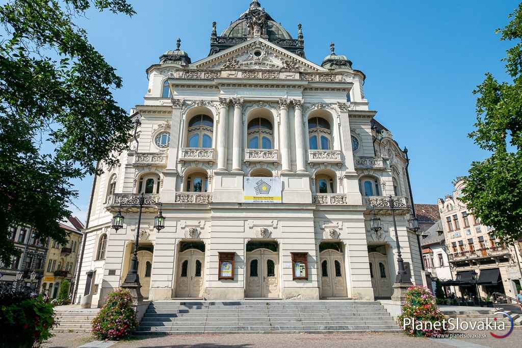 Budova Národného divadla v Košiciach sa taktiež nachádza v historickom centre mesta.