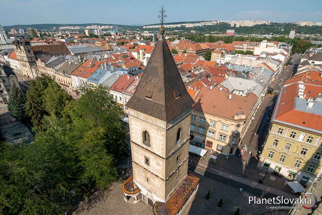 Urbanova veža v Košiciach pri pohľade z veže Dómu svätej Alžbety v Košiciach.
