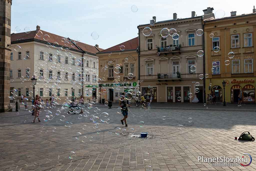 Bublinková atmosféra na Hlavnom námestí v Košiciach.