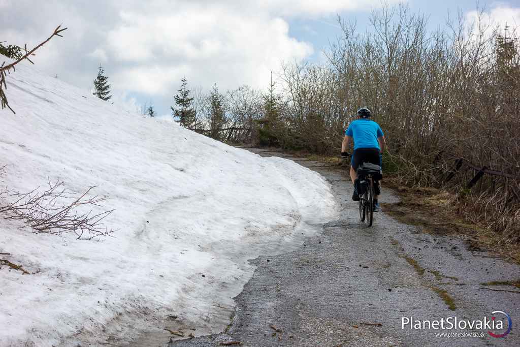Prvé výraznejšie prekážky počas cyklovýšľapu na Kráľovu hoľu. Zvyšky snehových polí.