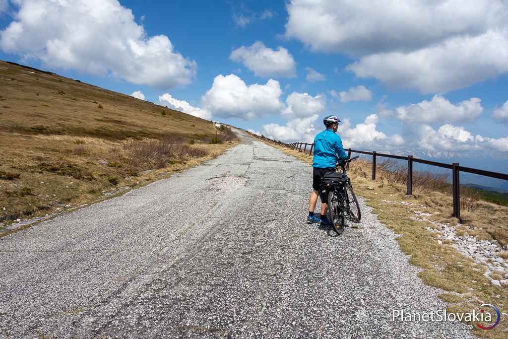 Výhľady smerom na sever z úbočia neďaleko vrchola Kráľovej hole. Pohľady na Tatry dávajú zabudnúť na dlhé stúpanie.
