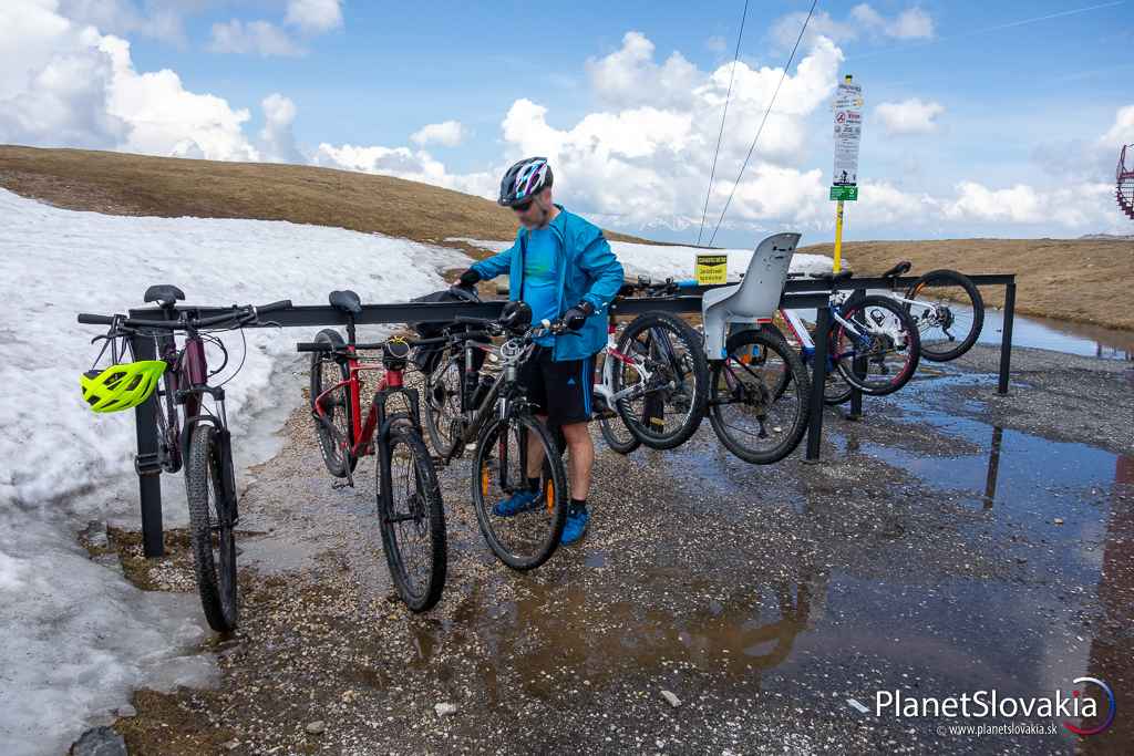 Cyklostojan na Kráľovej holi. Nachádza sa na konci cyklotrasy. Ďalej je zákaz pohybu s bicyklom.