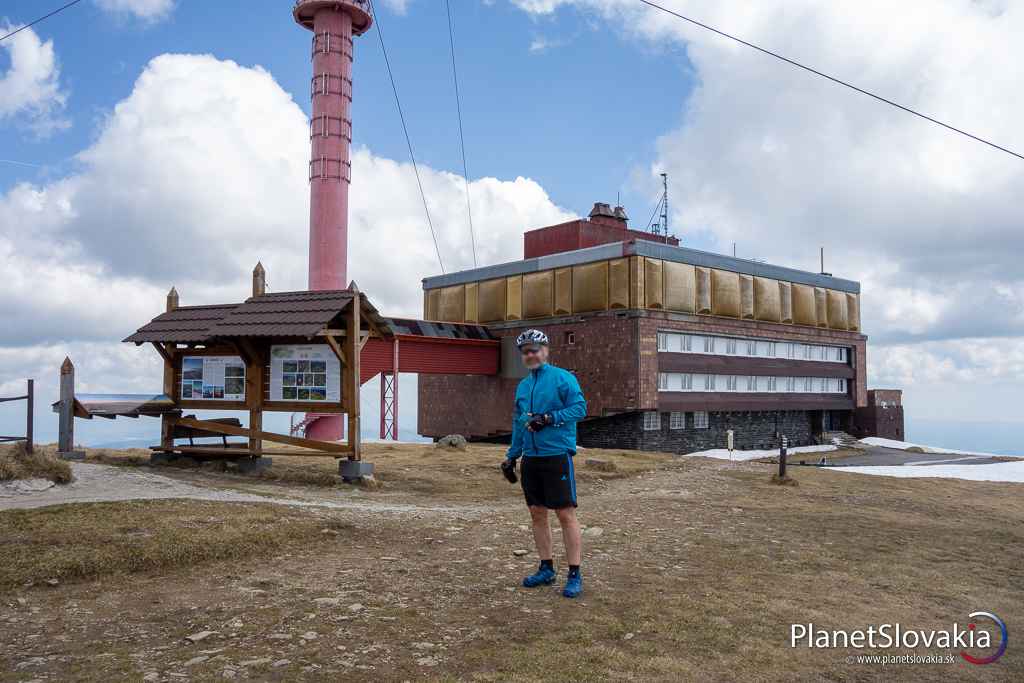 Štastný bajker na vrchole Kráľovej hole. Radosť z ďalšej peknej cyklotúry a očakávanie dlhočizného zjazdu.