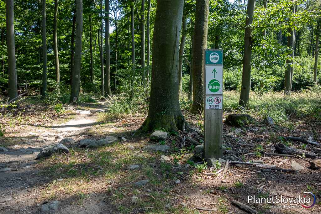 Označenie trailheadu Biely kríž 2. Jednotlivé traily v oblasti Bieleho kríža tvoria sieť a nadväzujú na seba.