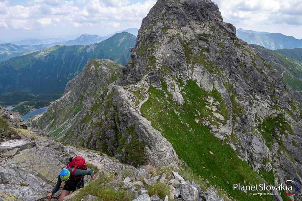 V exponovanom teréne na Troch kopách. Jedno z najlepších miest pre vysokohorských turistov na Slovensku.