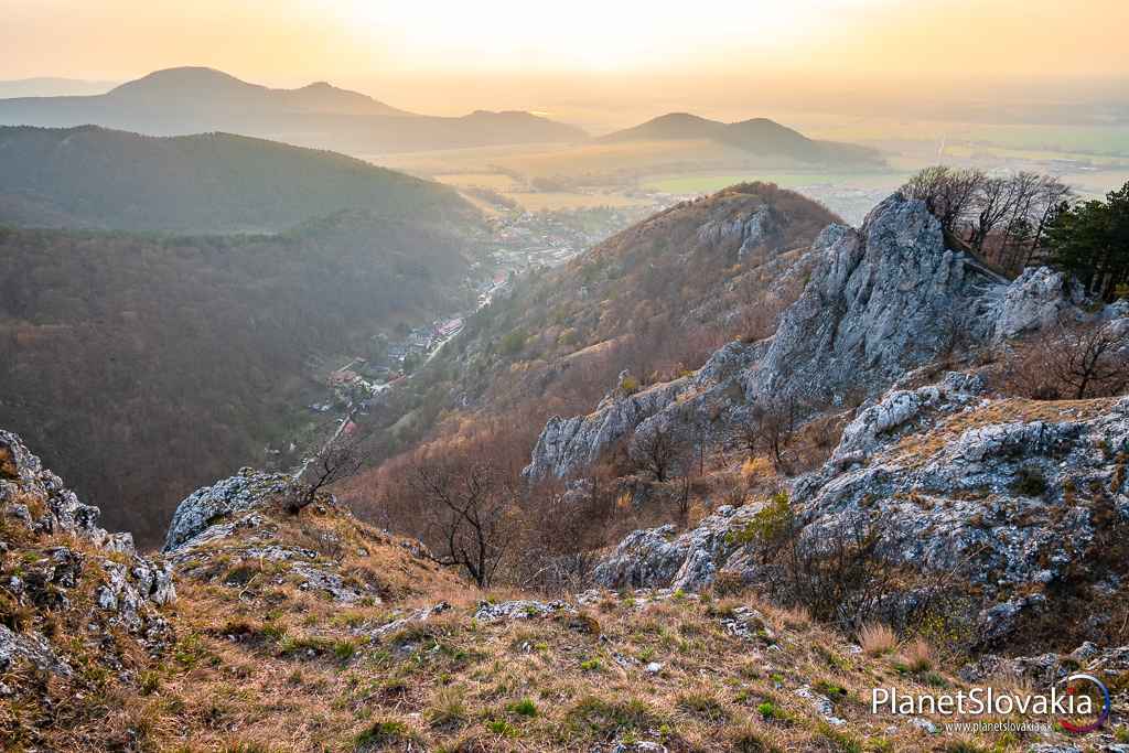Skaly Kršlenice sú na výhľady to najlepšie, čo Malé Karpaty ponúkajú. Prírodný charakter okolitej krajiny výhľady ešte umocňuje.