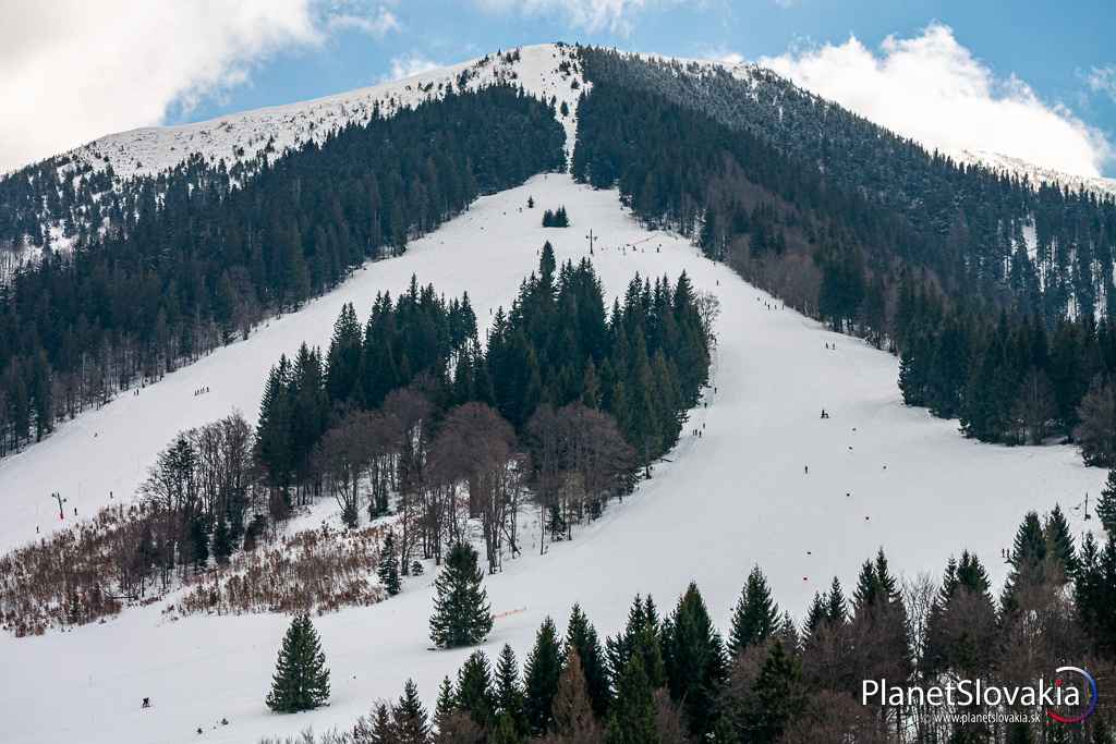 Poluňový grúň 1459 m a cesta smerujúca na vrchol. Takýto pohľad sa vám naskytne od Chaty na Grúni. Výstup vedie pravou vetvou zjazdovky.