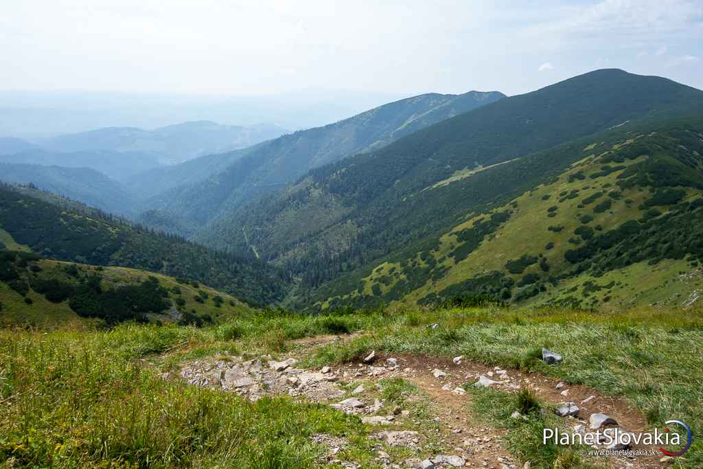 Výhľady od Štefáničky. Hoci od najvyššie položených miest v Nízkych Tatier je chata celkom vzdialená, aj tak poskytuje pekné pohľady na okolie.