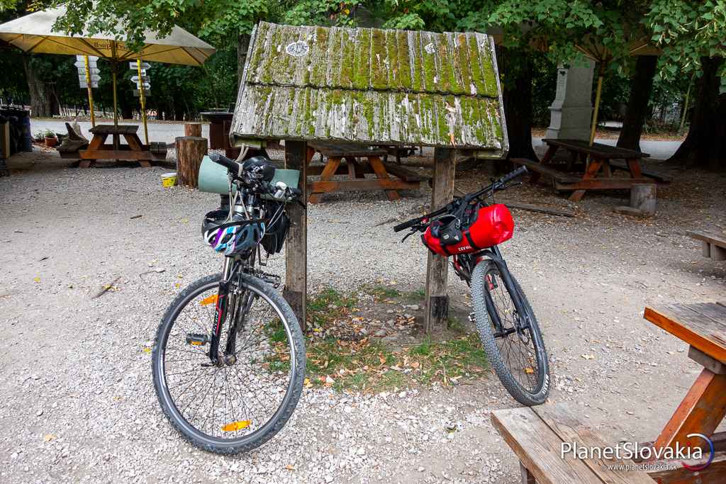 Oddych na Bielom kríži. Bicykle to prežili bez technických problémov. Maximálne nám odletela karimatka z nosiča.