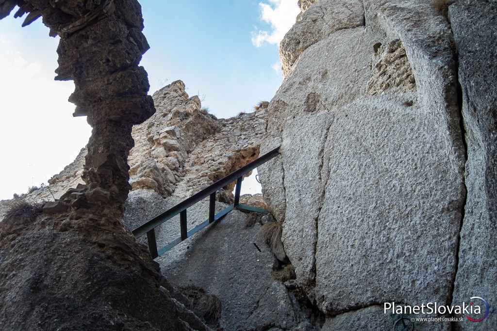 Súľovský hrad - ruiny, z ktorých budete mať výborný výhľad na veľkú časť Súľovských vrchov.