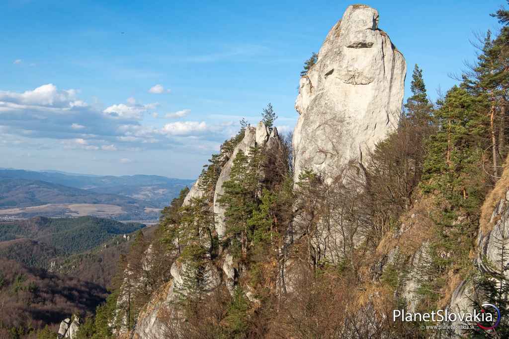 K najznámejším vrcholom Súľovských vrchov patrí autentická Brada - 816,0 m n. m..