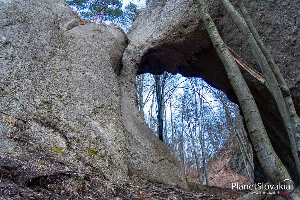 Obrovská brána v Súľovských skalách.