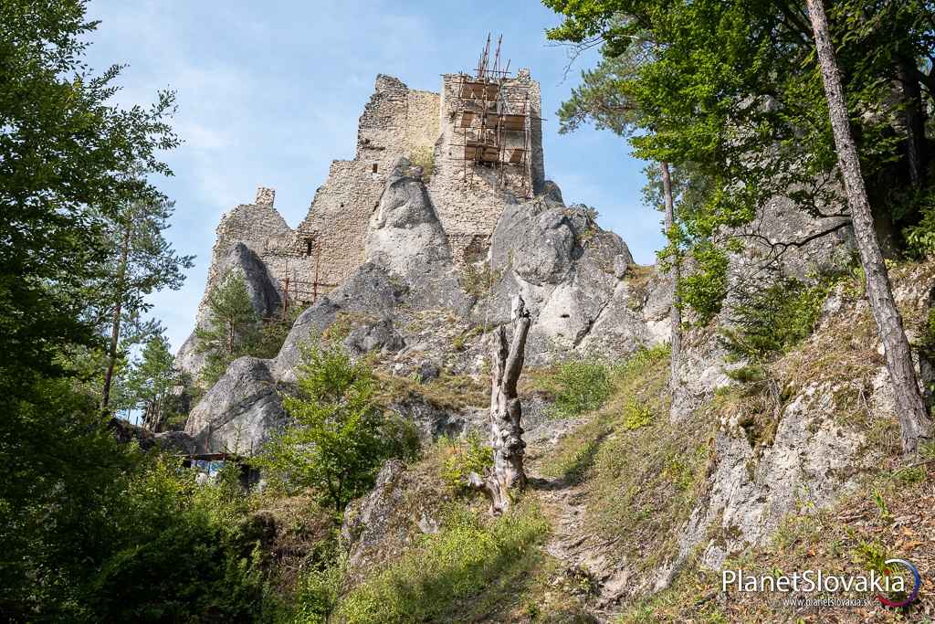 Hrad Hričov nájdeme v najsevernejšej časti Súľovských vrchov.