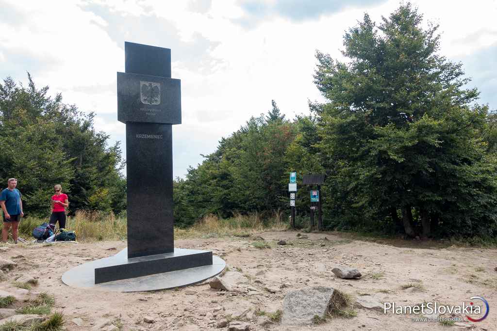 Trojhraničný bod medzi Slovenskom, Poľskom a Ukrajinou sa nachádza neďaleko vrcholu Kremenec v Bukovských vrchoch.