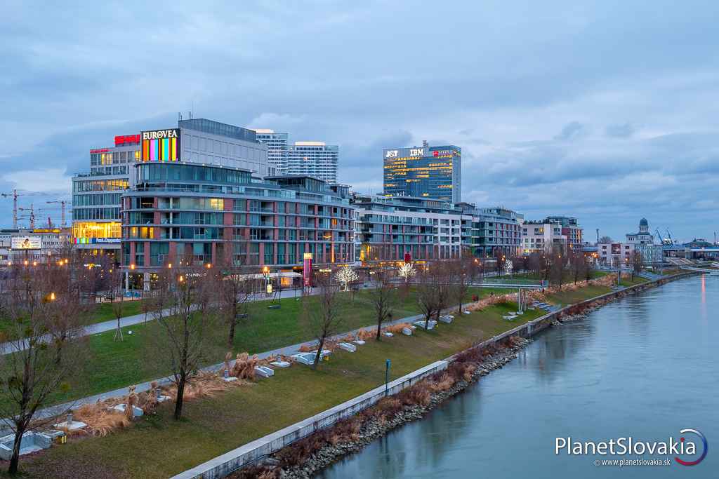 Nákupné centrum Eurovea. Okrem nákupov nájdete v tejto lokalite príjemne upravený prístup k Dunaju.