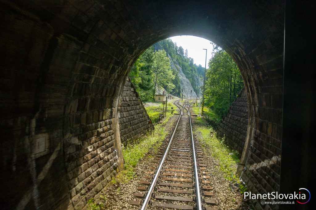 Na železničnej trati Harmancekou dolinou. Nachádza sa na nej i najdlhší železničný tunel Slovenska - Čremošné.
