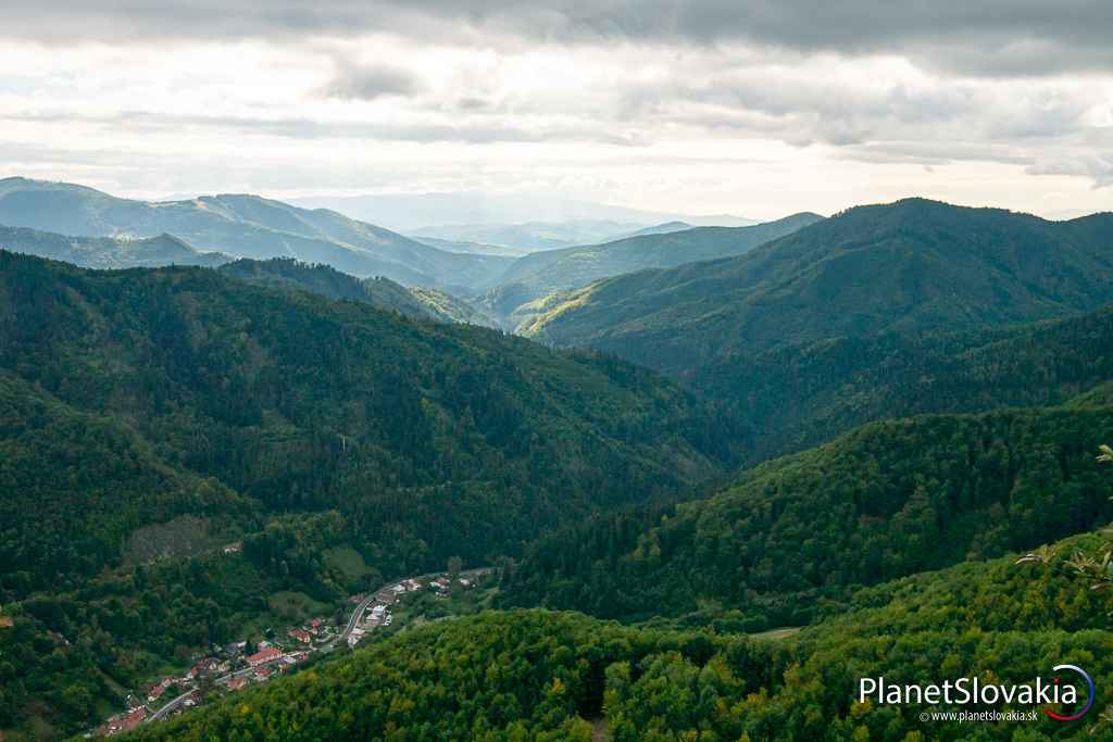 Výhľady z oblasti vrchu Kozelník. Ponúka ďaleké pohľady ponad Harmeneckú dolinu smerom na východ.