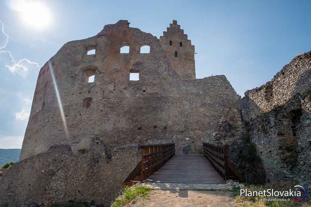 Vstup na Topoľčiansky hrad. Hrad zaujme najmä svojou zrekonštruovanou hradnou vežou.
