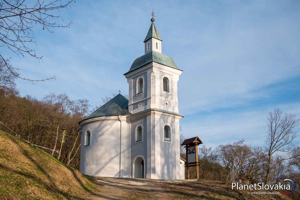 Rotunda svätého Juraja. Okrem kostolíka tu nájdeme i areál s ohniskami a drobnými prístreškami. Obďaleč nad kostolom sa nachádza i prameň s vodou.