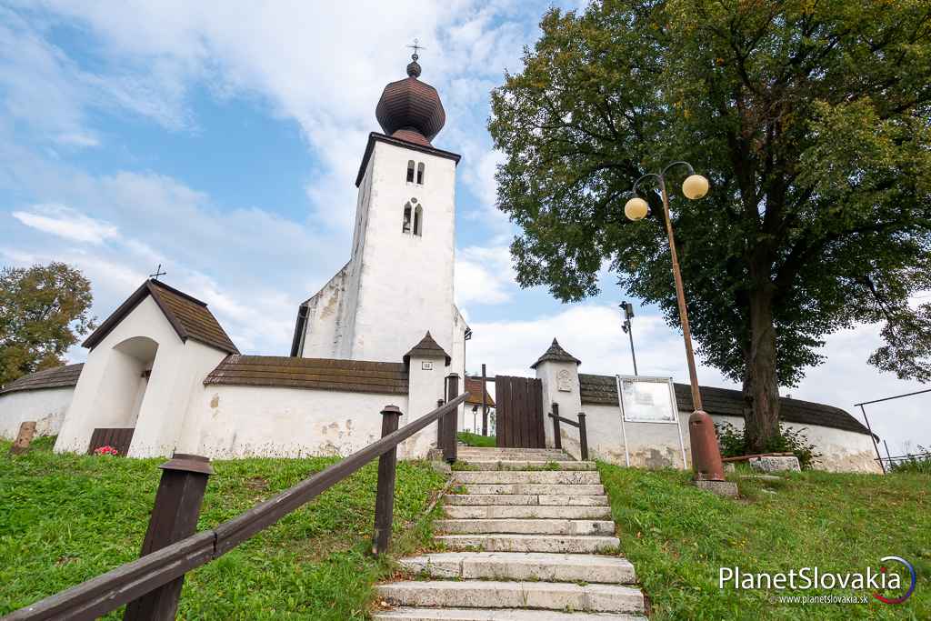 Kostol v Žehre. Obec Žehra sa môže popýšiť viacerými zaujímavosťami.
