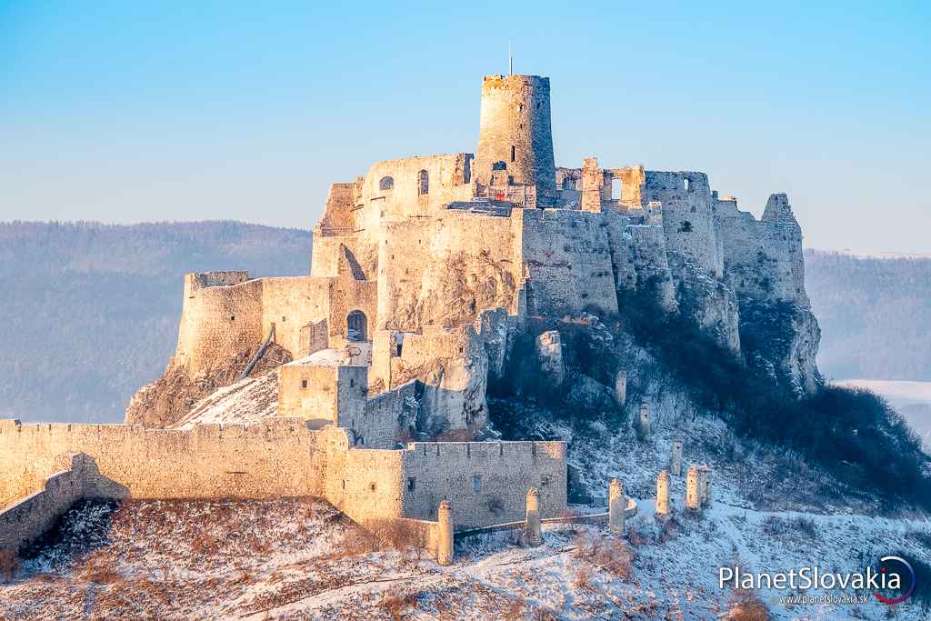 Majestátny Spišský hrad. Pohľad na hrad z Ostrej Hory.