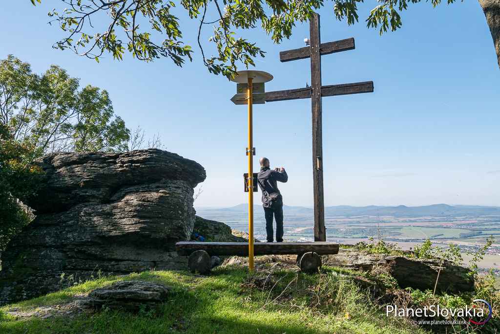 Súčasťou vyhliadky na Benáte je drevený dvojkríž.