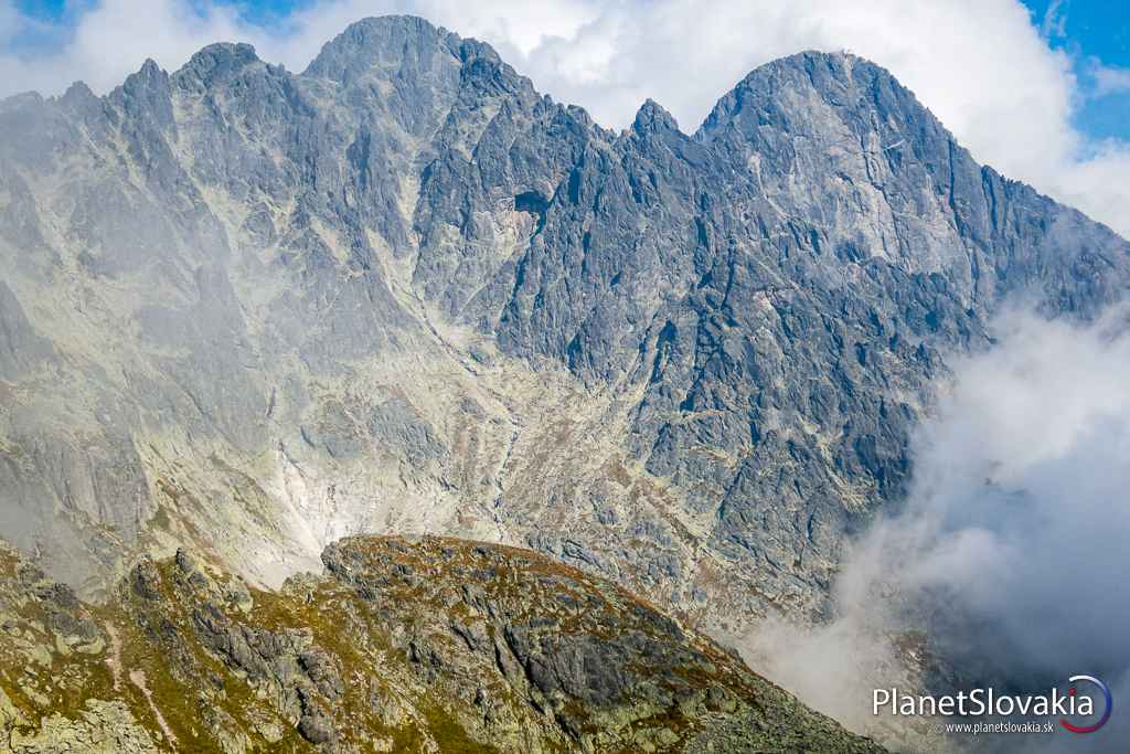 Pohľady od Priečneho sedla. Na obzore Lomnický a Pyšný štít.