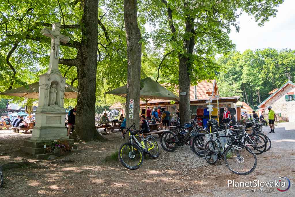 Biely Kríž je obľúbená turistická a cykloturistická križovatka s možnosťou občerstvenia.