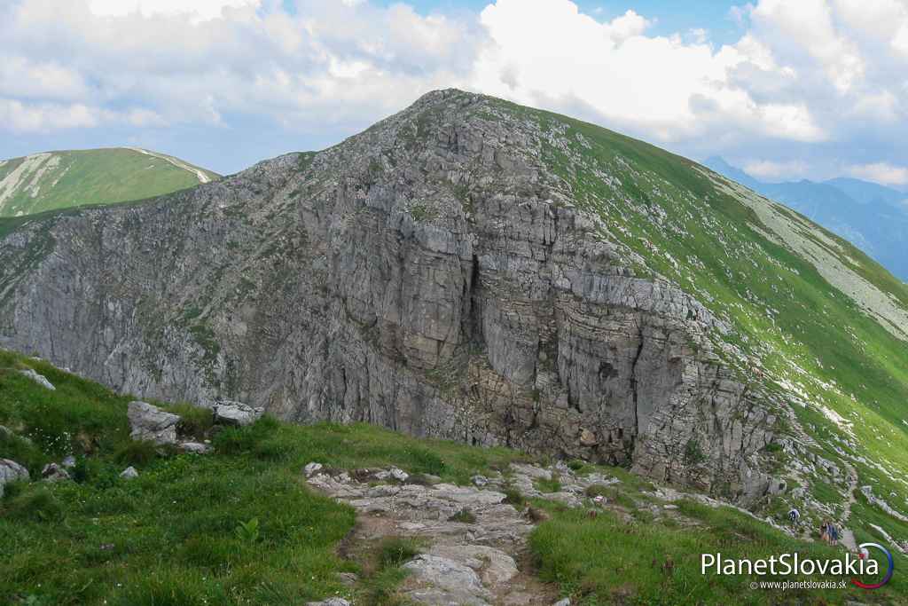 Kresanica 2122 m n. m. Z oblasti Temniaka sa otvára takýto pohľad do jej severnej steny.