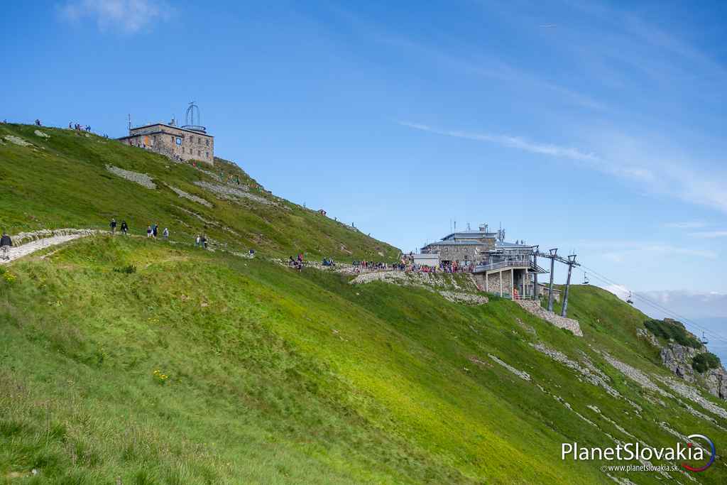 Budova observatória a stanica lanovky na Kasprovom vrchu. Z vrcholu sú výborné kruhové výhľady a tiež sa na ňom koncentrujú masy turistov.