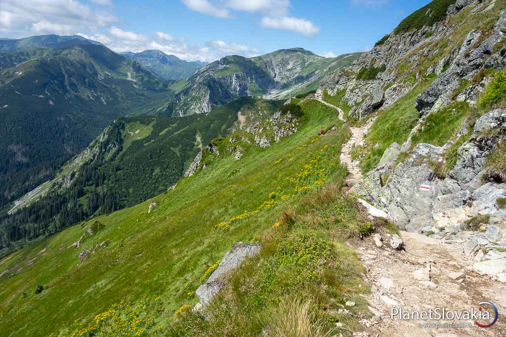 Na červenej značke v najvýchodnejše oblasti Západných Tatier. Hoci na Kasprovom vrchu je obvykle množstvo turistov, ďalej na hrebeni sme veľké davy nestretávali.