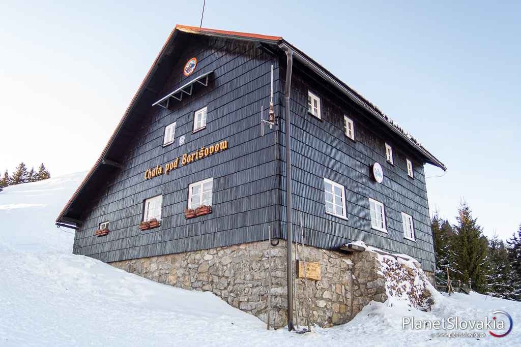 Chata pod Borišovom patrí ku klasike na slovenských horách. Panuje na nej romantická atmosféra.
