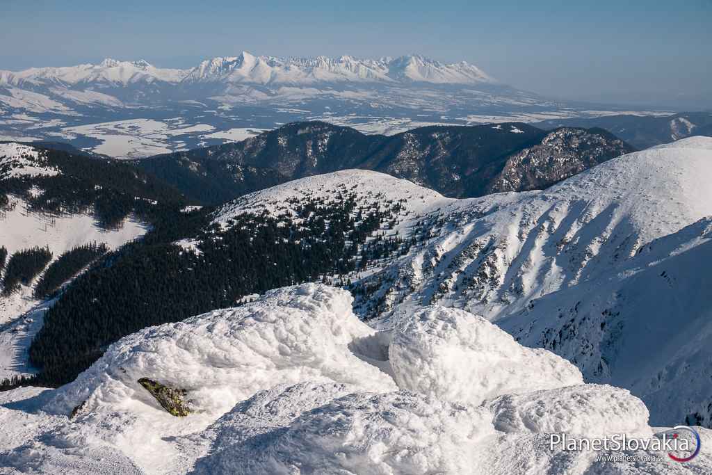 Vysoké Tatry z Chopka. Pekné pohľady ponad Podtaranskú kotlinu.