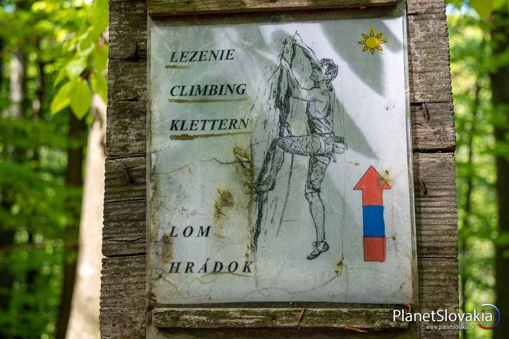 Menšia infotabuľa na náučnom chodníku v Hrádku určuje smer ku skalám.