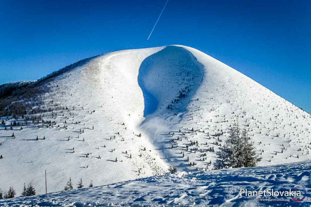 Stoh (1608 m n. m.). Výstup na stoh po červenej značke je tiahly, zdĺhavý a nepríjemný. Za odmenu sú však výhľady z jeho vrcholu. V lete je možné obísť ho traverzom po žlto značenej vrstevnici.