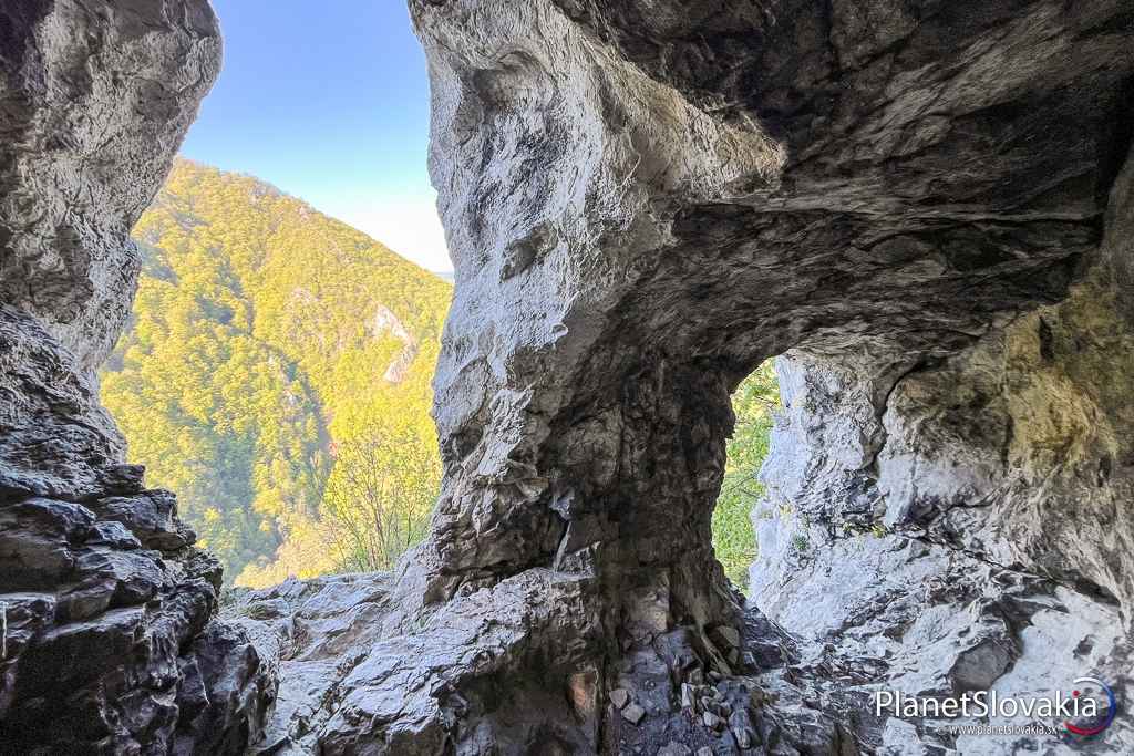 Autentické skalné dvojokno na Manínskej stráži.