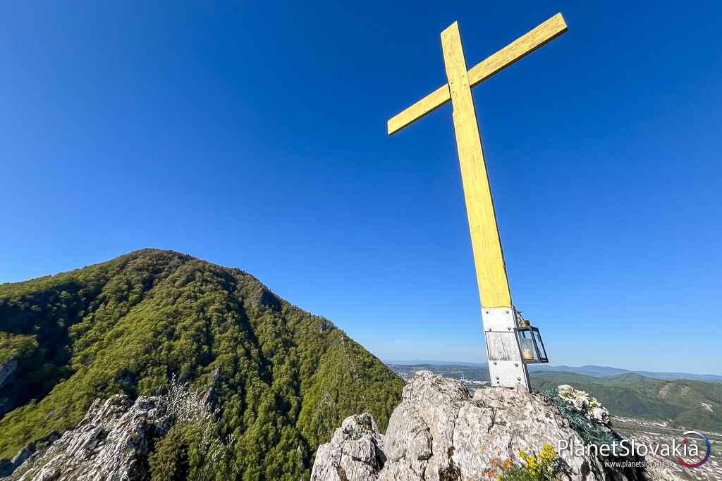 Vrcholový kríž na Manínskej stráži a výhľad na Veľký Manín.