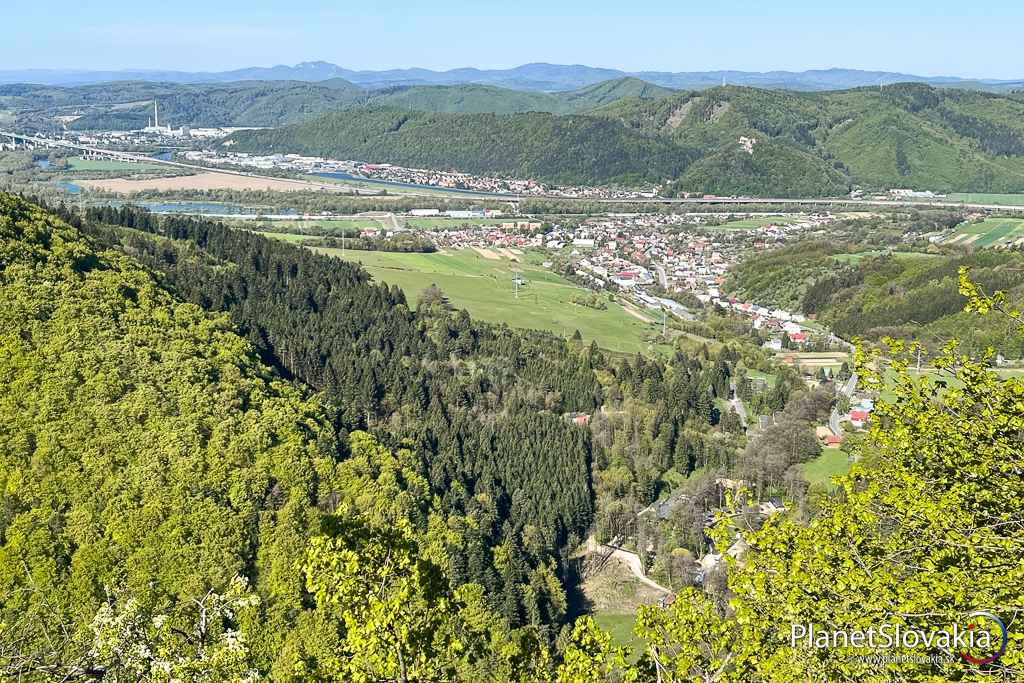 Výhľady z Manínskej stráže na Považie presnejšie Považskú Teplú a Považské Podhradie a Považský hrad.
