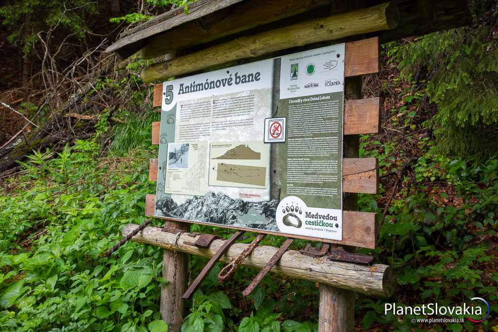 Náučná tabuľa na chodníku v areáli bývalých antimónových baní nad Krpáčovom. Z banských diel tu už mnoho nedostalo, no vďaka infopanelom sa dozviete mnoho z ich histórie.