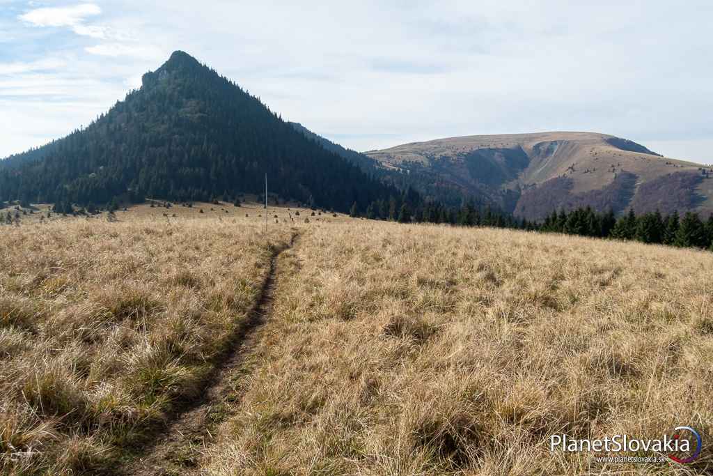 Pohľady na Ploskú (vpravo) z lokality Čierneho kameňa (vľavo).