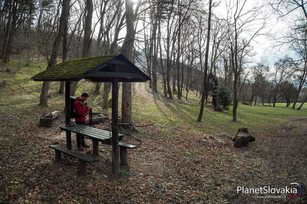Ráno pri Rotunde sv. Juraja. Vstali sme do slnečného rána. Objavovanie môže smelo pokračovať.