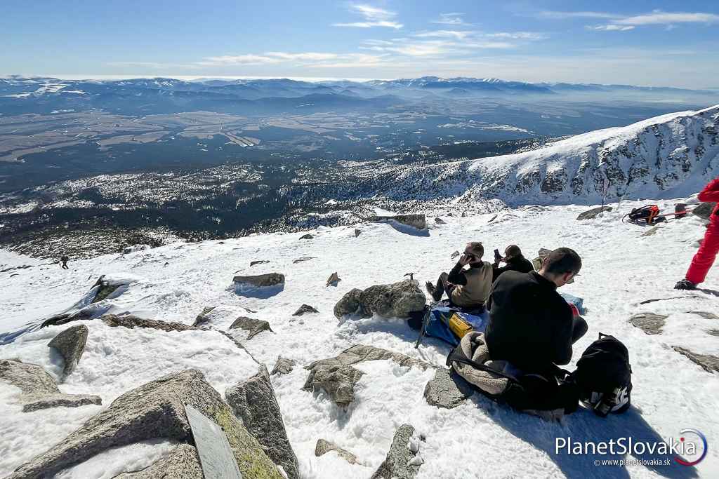 Turisti relaxujú na vrchole Predného Soliska a užívajú si výhľady.