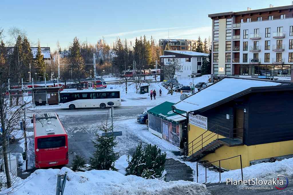 Areál centrálneho parkoviska na Štrbskom Plese, kde začína väčšina výstupov na Predné Solisko.
